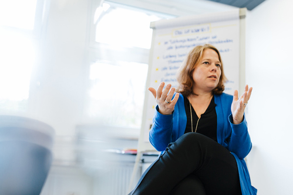 Man sieht Monika Jödden, Beraterin bei ComTeam und Spezialistin für Führungskräfteentwicklung beim Erklären von Führungsgrundsätzen.