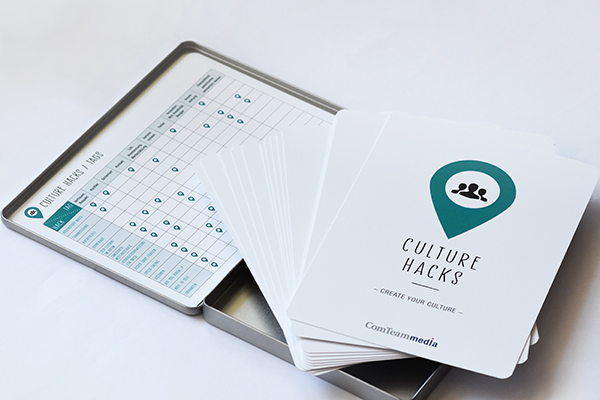 Auf dem Bild sieht man eine ausgedruckte Version der Culture Hacks, die von ComTeam verkauft werden.