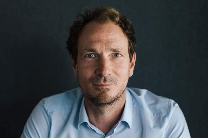 Auf dem Foto ist Alexander Gottein, Geschäftsführer und Berater bei ComTeam zu sehen. Er ist Spezialist für Persönlichkeitsentwicklung und blickt freundlich zugewandt in die Kamera.
