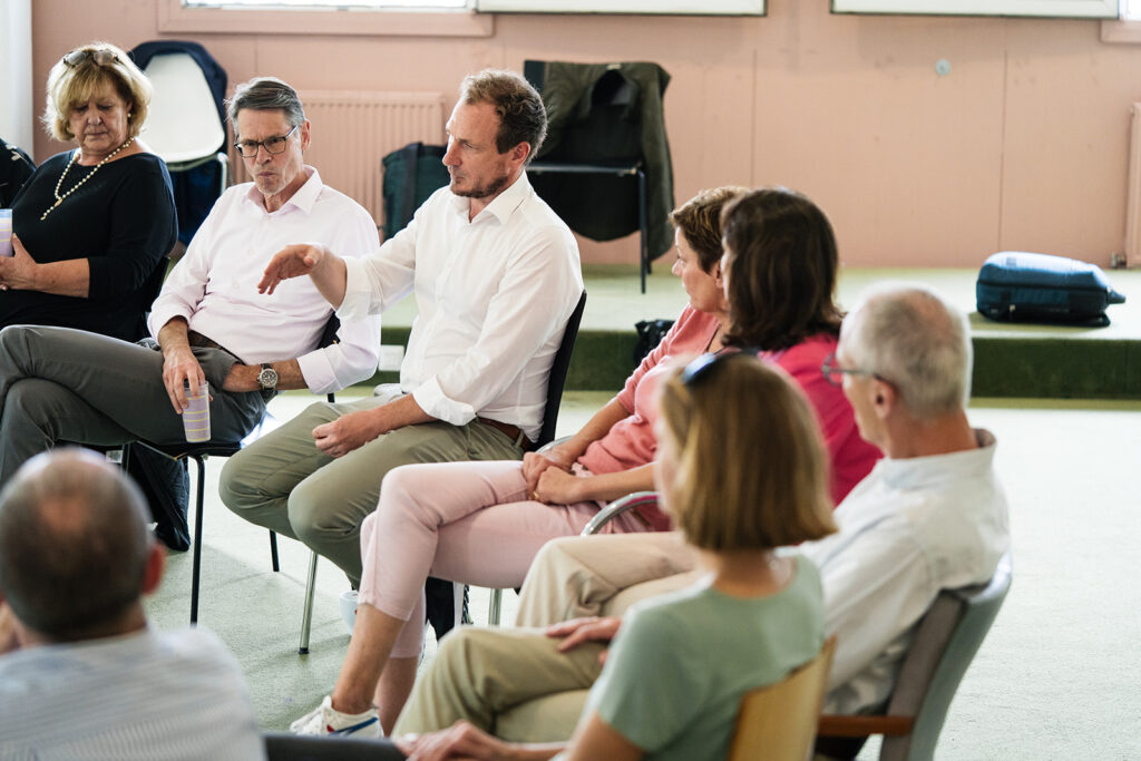 Man sieht mehrere TeilnehmerInnen einer Groupklausur zum Thema Persönlichkeitsentwicklung.