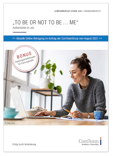 Titelseite einer Studie von ComTeam mit dem Titel 'To Be or Not to Be ... Me – Authentizität im Job'. Das Cover zeigt eine Frau am Laptop, die lächelnd schreibt. Hinweis auf Bonus: Handlungsempfehlungen für Führungskräfte.