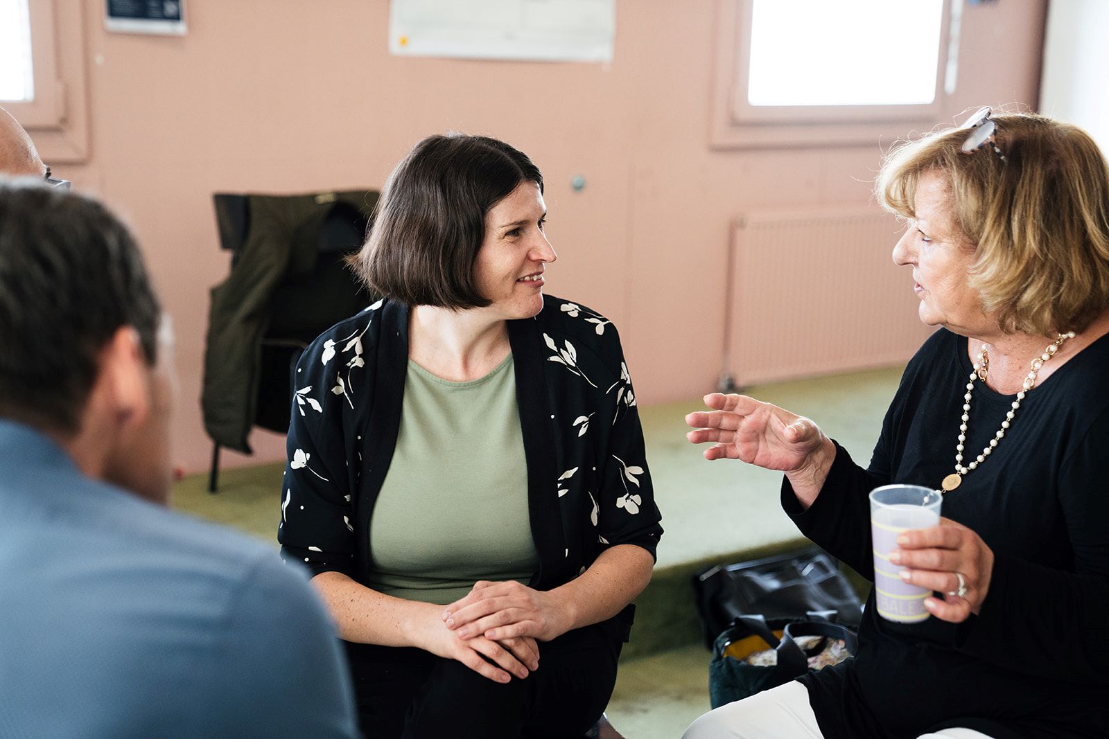 ComTeam Beraterin Susanne Krismer im Gespräch mit anderen Beratern