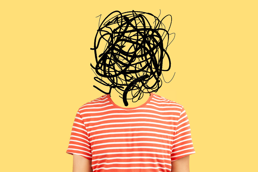 Illustration einer Person in einem rot-weiß gestreiften T-Shirt vor einem gelben Hintergrund. Anstelle eines normalen Gesichts ist der Kopf durch eine chaotische, schwarze Kritzelei ersetzt, die Verwirrung oder mentale Überlastung symbolisiert. Die Darstellung wirkt abstrakt und vermittelt das Gefühl von Stress oder Orientierungslosigkeit.