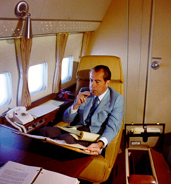 Foto von Richard Nixon in der Air Force One, während er Dokumente liest