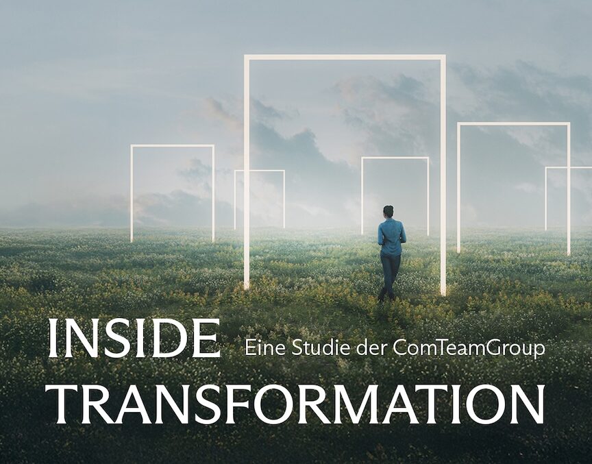 Eine Person steht in einem blühenden Feld und blickt auf leuchtende, türartige Rahmen, die sich in die Ferne erstrecken. Die Szene symbolisiert Entwicklung, Perspektivwechsel und den Weg durch Veränderungsprozesse. Im Vordergrund steht der Titel der Studie „Inside Transformation“ sowie der Hinweis auf die ComTeamGroup als Herausgeberin.